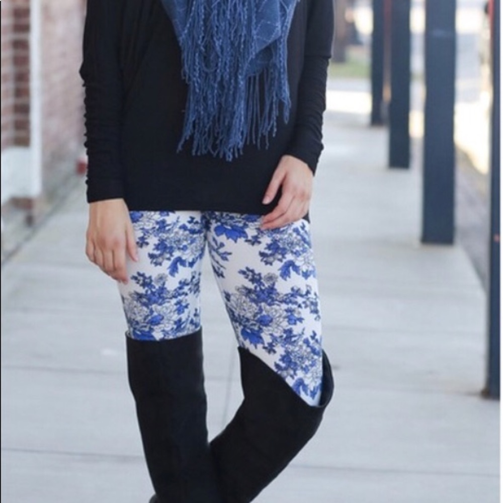5 ⭐️rating blue and white Floral leggings